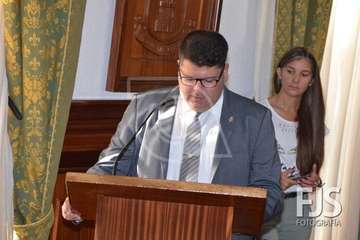Telde guarda un minuto de silencio por las víctimas de violencia de género y aprueba dos manifiestos (Foto TA Y Francisco Javier Santana)